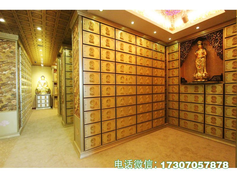 道观骨灰寄存穴位严格遵循宗教与殡葬管理规范，仅限道观内部宗教教职人员骨灰寄存使用，依法合规、不对外经营，采用集约式穴位布局设计，契合道家清静文化调性。单穴规格集约合规，空间充裕可稳妥安放骨灰盒，底座加固承重达标，内部做环保防潮防护处理；穴位排布紧凑有序，整体设计庄重静谧，配套清晰指引标识便于管护，可根据道观场地实际量身定制排布方案，兼顾宗教文化内涵与规范寄存双重需求。